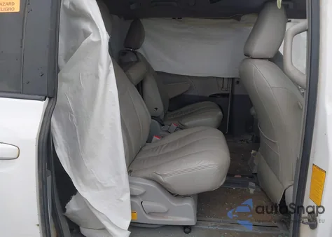 2013 Toyota Sienna Le V6 8 Passenger z USA, uszkodzony, nr VIN 5TDKK3DC1DS296741